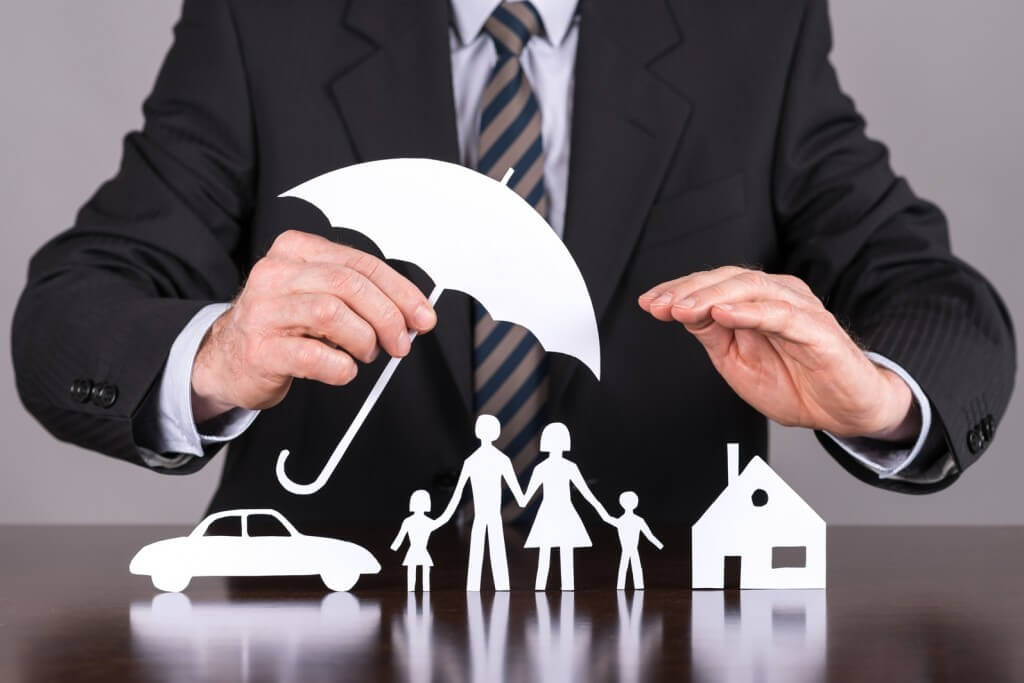 Takım elbiseli erkek elinde kağıt şemsiye ve aile,ev araba